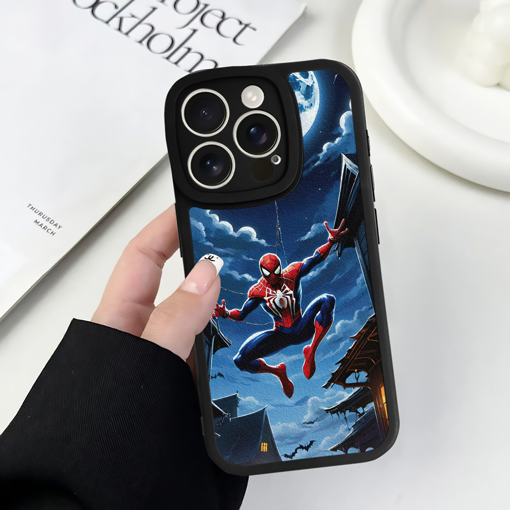 （画像用） Spider Man スパイダーマン 【iPhone 16シリーズ対応】シリコンスマホケース（レザー調） 材質：シリコン